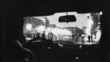 Libro rescata trabajo fotográfico de Rodrigo Rojas de Negri en marchas y protestas en exilio