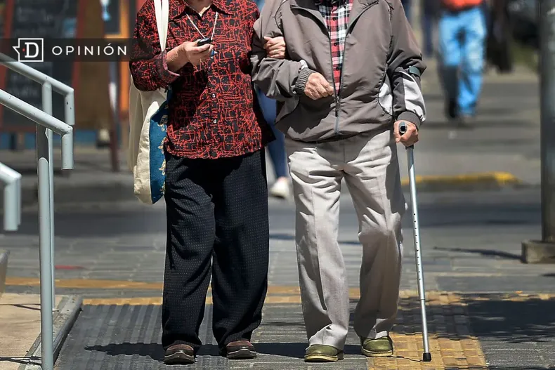 27967 pareja de tercera edad caminando en la calle.webp