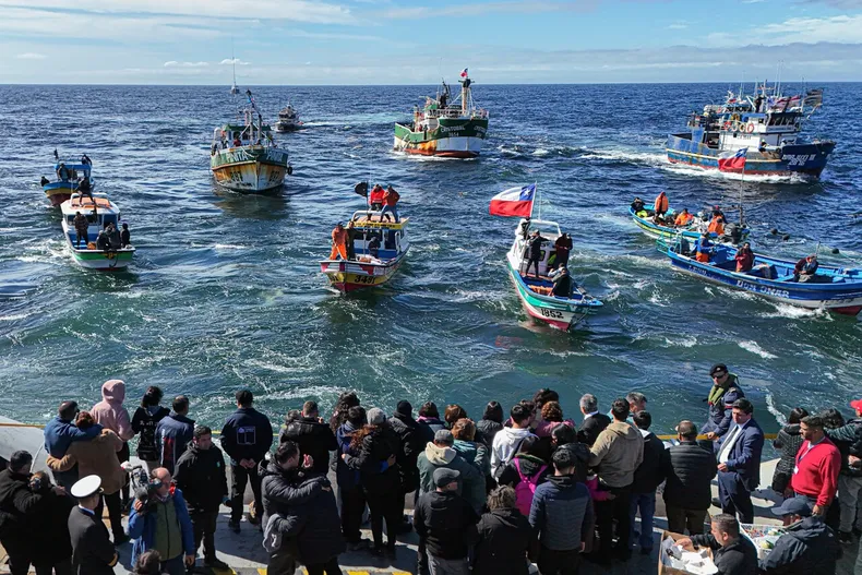 coronel despedida en el mar de 7 pescadores de lancha bruma 16 04 2025.webp