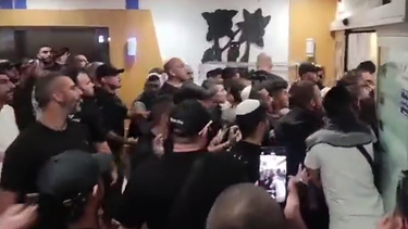 VIDEO| Ultranacionalistas israelíes recorren hospital de Tel-Aviv en busca de miembro de Hamás