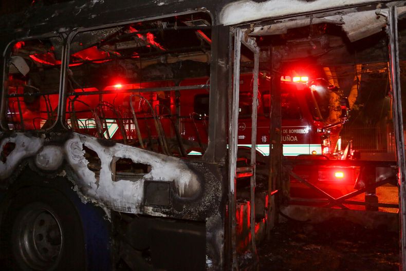 Bus quemado frente a la UMCE.jpg