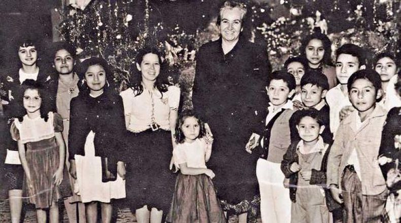 Gabriela Mistral con ninos en Mexico_1950 2.jpeg