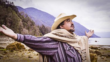 Pablo Teillier presenta su nuevo grupo Hermanos Montoya para mostrar el romanticismo de la cumbia ranchera.