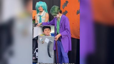 El Desconcierto | video nino se hace viral por ingenioso disfraz de refrigerador.jpeg