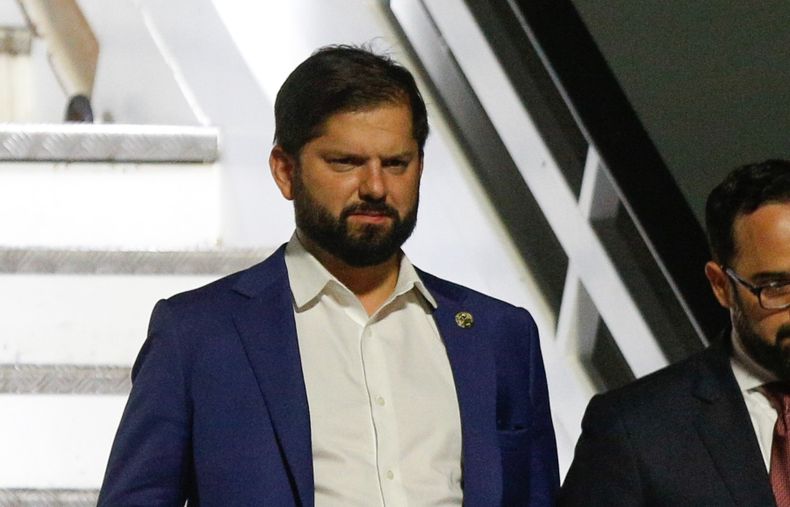 Gabriel Boric a su arribo a Republica Dominicana.jpg