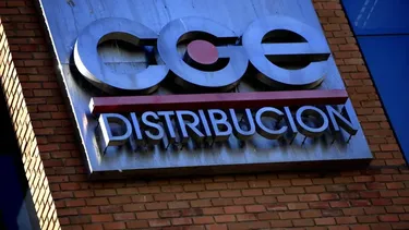 Alza de voltaje quemó su notebook con archivos personales de su vida: Corte ordena a CGE pagarle $1 millón por daño moral