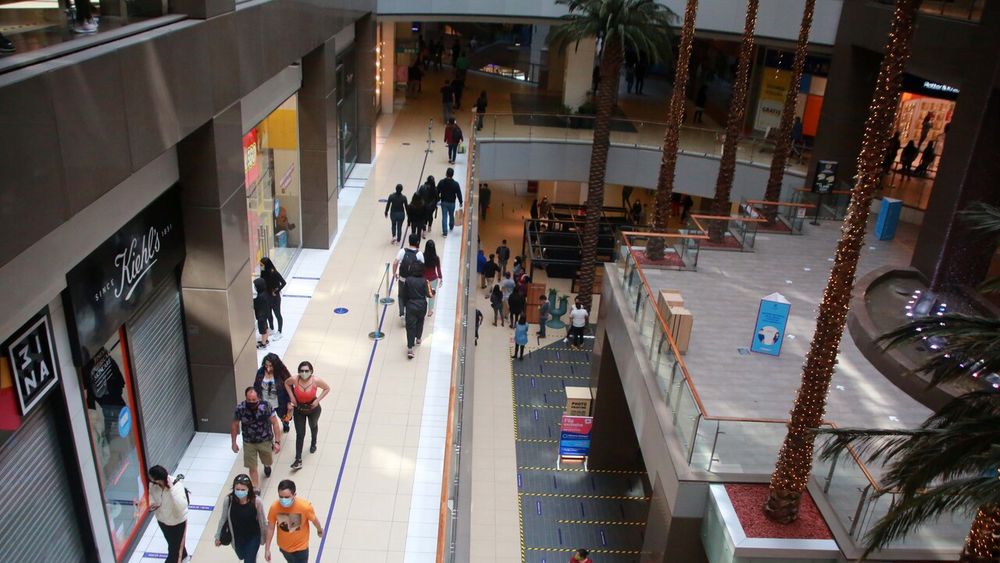Persona muere al lanzarse al vacío en Costanera Center y deja grave a mujer tras caer sobre ella