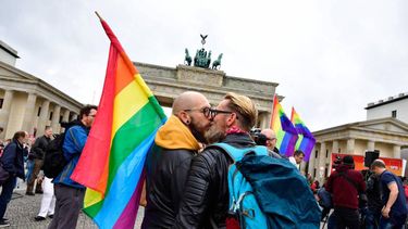 Pese al voto en contra de Angela Merkel: Parlamento de Alemania aprueba matrimonio igualitario