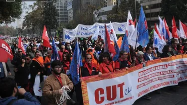 El Desconcierto | 23187 lienzo de la cut en marcha del primero de mayo.webp
