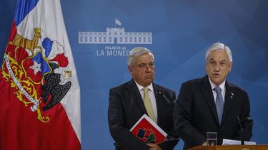 VIDEO| El chascarro de Piñera: estornuda en la mano cuando Mañalich daba recomendaciones por Coronavirus