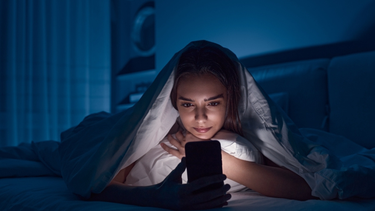 9 de cada 10 chilenos se conecta a Internet del teléfono y destinan 3 horas al streaming y la TV