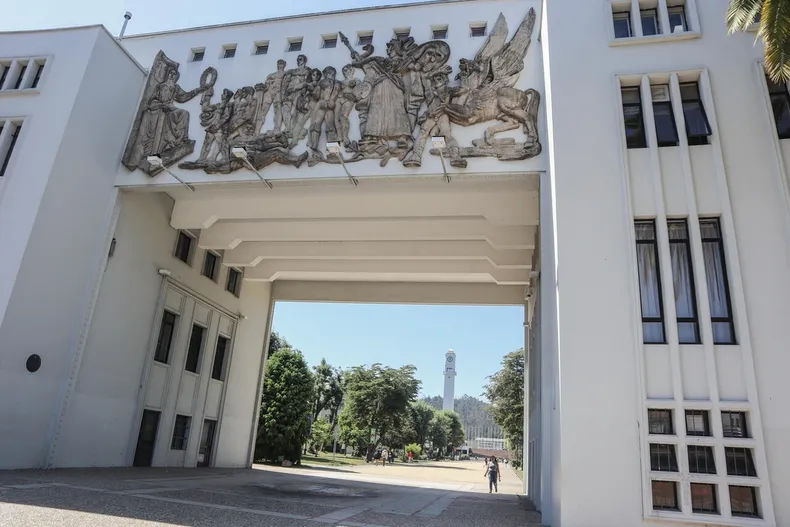 fue eliminado de especializacion medica tras reprobar examen 2 veces alego discriminacion por tea pero suprema lo rechazo.webp