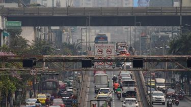 Así los padres no tienen que llevar a los niños en autos: Bangkok cierra 437 escuelas por nube tóxica de contaminación