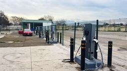 Quinta Normal avanza en electromovilidad con nueva estación de carga para vehículos eléctricos.
