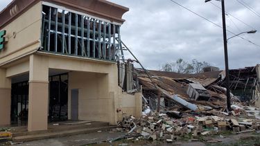 Huracán Laura toca tierra en Luisiana en arrolladora categoría 4 causando grandes niveles de destrucción