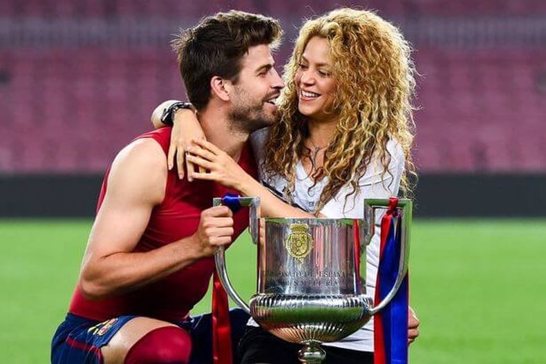 Gerard Pique and Shakira pose with the Copa del Rey trophy 1.jpg