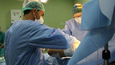 En excepcional cirugía, hombre amputado recibe un trasplante de brazos y hombros en Francia