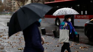 Anuncian características de la lluvia que se espera en Santiago: Poca, pero con mucho frío