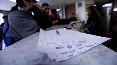 Cargo vitalicio y $24 millones mensuales: La vida laboral de algunos privilegiados notarios y conservadores chilenos