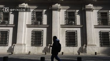 El Desconcierto | 7935 imagen de una persona caminando por el lado de la moneda.jpg