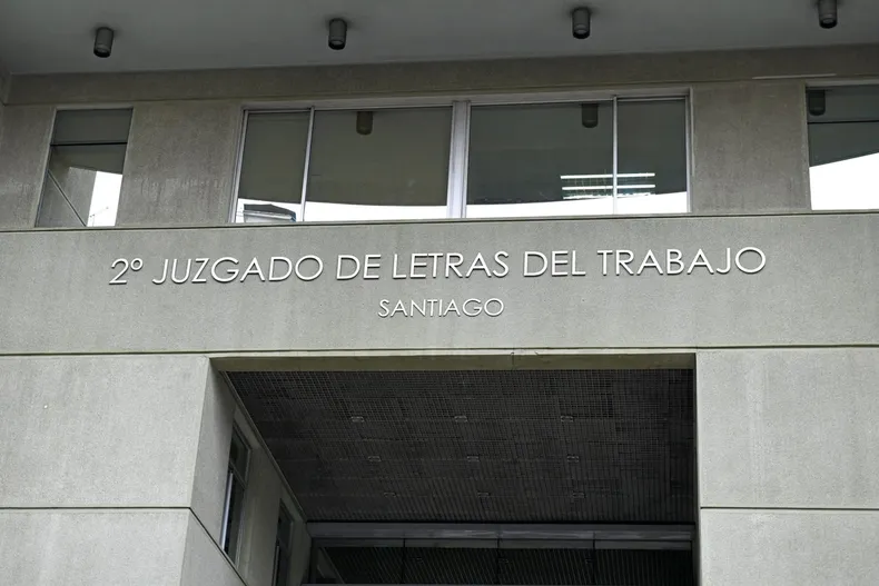 le hicieron encerrona en reunion obligandola a renunciar amenazandola con que perderia titulo deberan pagarle 16 millones.webp