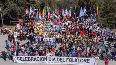 El Desconcierto | la alameda se transforma en una fonda  100 agrupaciones celebraran en santiago el dia del folklore.jpg
