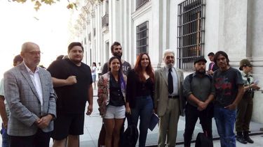 Estudiantes de la U. Arcis exigen titulación póstuma para joven que murió esperando por largos retrasos en exámenes de grado