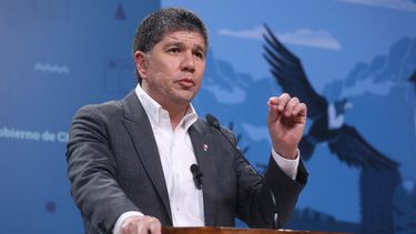 Gobierno se querella contra detenido por incendio forestal y anuncia llegada de más aviones