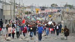 Perú se sume en crítica ola de violencia con siete muertos y centenar de policías heridos