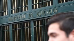 Funcionarios del Mineduc acusan falta de conducción de Cubillos y fijan paro por 24 horas