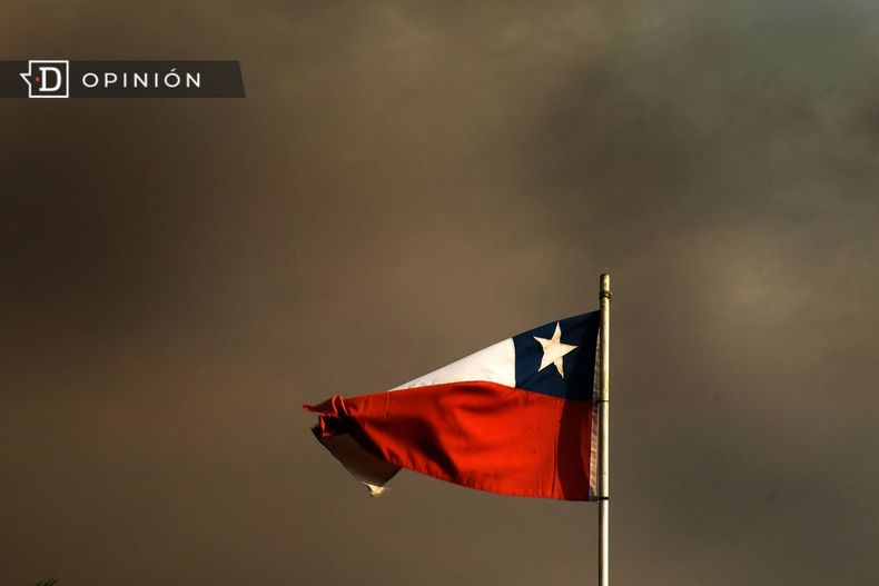 8514 bandera chilena ondeando en un cielo cubierto por humo negro.jpg