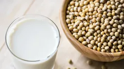 Francia en guerra contra la soja: Retiran los alimentos que la contienen de comedores por riesgos para la salud