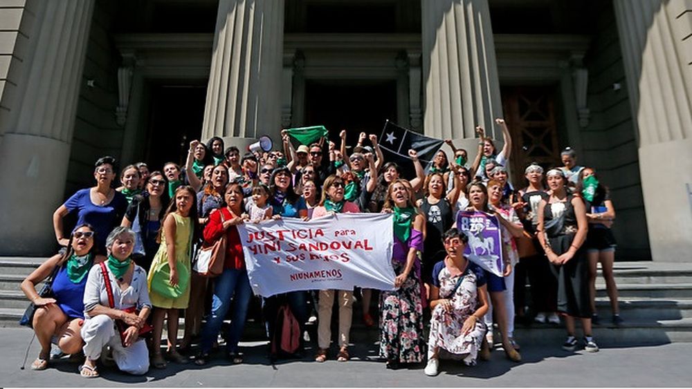Feministas critican acuerdo: “Es un atentado contra la democracia y nuestra memoria”