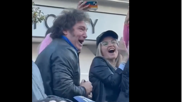 VIDEO| Viralizan encuentro de Milei cabeceando junto a cúmulo de fervientes fanáticos