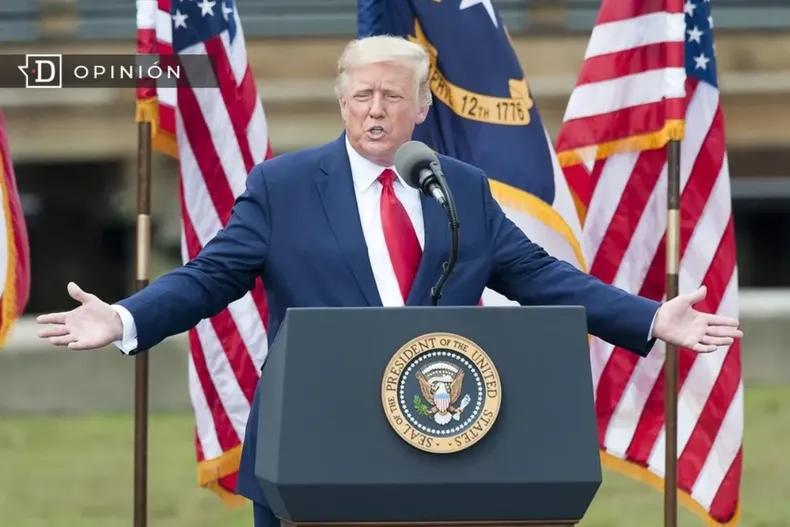 20659 foto de donald trump con banderas de estados unidos detras.webp