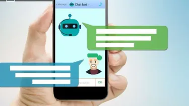 El Desconcierto | 25389 una mano sosteniendo un celular con un chatbot abierto.webp
