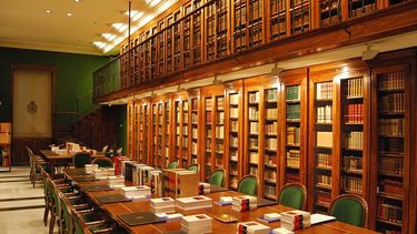El Desconcierto | 1076px Biblioteca_de_la_RAE 1.jpg