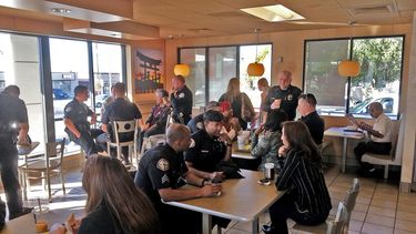 Coffee with a cop: La exitosa propuesta de un departamento de policía de Estados Unidos que inspiró a Carabineros de Chile