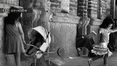 El Desconcierto | 6113 una nina con un coche de guagua con una muneca junto a otra .jpg