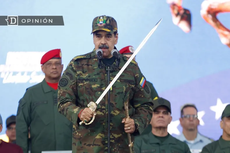 28442 nicolas maduro con la espada de bolivar.webp