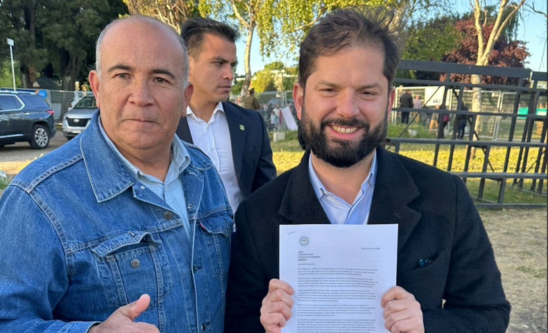 Presidente Boric con pescadores e1698788504159.png