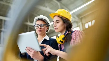 El Desconcierto | 23164 two women working at factory x2nu9ja 1024x683.webp