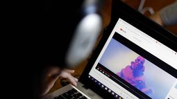 Alto en... Como los alimentos también quieren etiquetar contenido de youtubers para proteger a menores