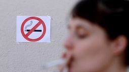 Libre de humo: Las Condes prohíbe fumar en parques y plazas y fija multas de hasta 240 mil pesos para los infractores