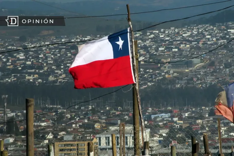 19583 bandera de chile con casas en cerros de fondo.webp