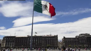 El Desconcierto | 29391 bandera de mexico en una plaza.webp