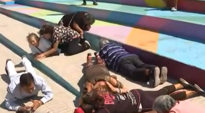 Burla de Julio Cesar a tercera edad en simulacro Estan ensayando en camara lenta e1708366120832.png