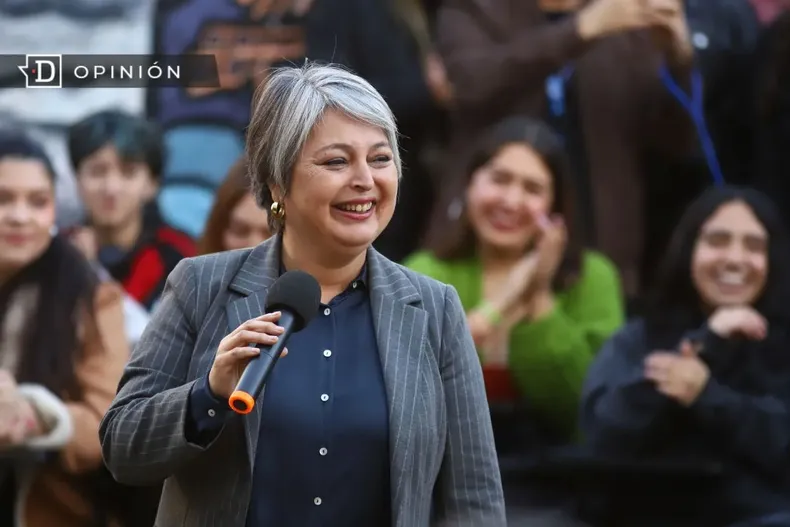 20709 jeanette jara con un microfono en la mano.webp