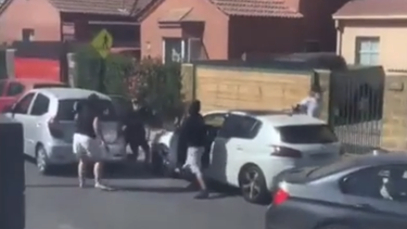VIDEO| Mujer se enfrenta a delincuentes y frusta el robo de su vehículo