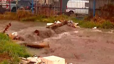Canal Santa Marta en Maipú se desbordó pese a limpieza: Alcalde denuncia basural clandestino